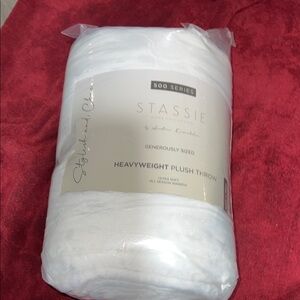 Stassie heavyweight Plush Throw - White